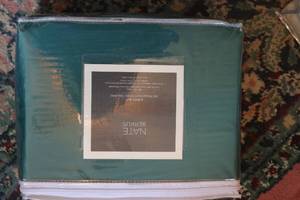 lot 615 image: Nate Berkus sheet set cal king size...