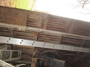 lot 9 image: 12-25ft aluminum extension ladder...