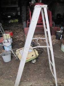 lot 12 image: 5ft aluminum ladder (unknown brand)...
