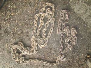 lot 16 image: Heavy duty 20ft tow chain...
