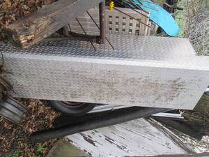 lot 18 image: Diamond plate full size metal truck...