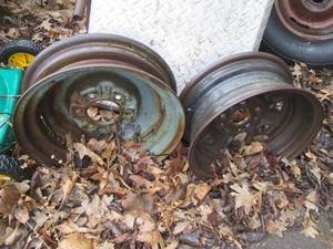lot 19 image: Pair of mismatched steel trailer ti...