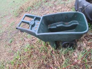lot 23 image: Rubbermaid lawn and garden wheel ba...