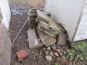 lot 24 image: Pile of assorted cinder block paver...