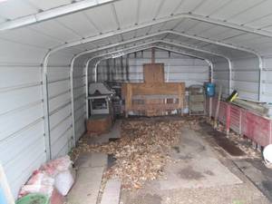 lot 26 image: Content of tin storage shed includi...