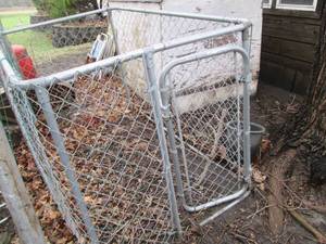 lot 27 image: Small chain link dog kennel enclosu...