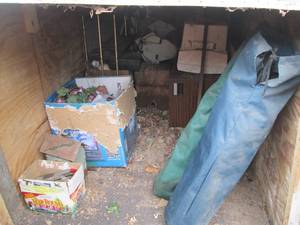 lot 30 image: Content of small shed including fol...