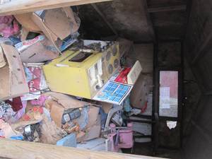 lot 31 image: Content of toy shed including a var...