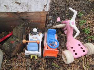 lot 32 image: Wood block chair, girls big wheel a...