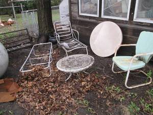 lot 36 image: Outdoor furniture lot including met...