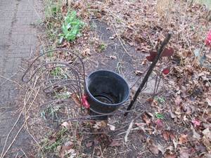 lot 44 image: Metal wire framed outdoor rooster d...