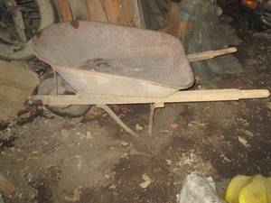 lot 73 image: Vintage large capacity wheel barrow...