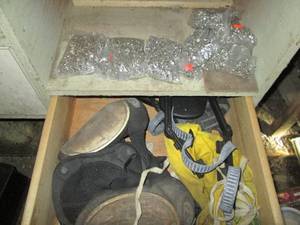 lot 97 image: Tool apron, protective knee pads an...