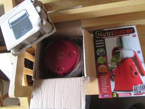lot 135 image: Rice cooker and Nutri-slicer both n...