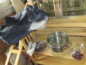 lot 142 image: Glass plates and household decor wi...