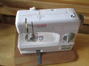 lot 165 image: Singer Tiny Taylor sewing machine (...