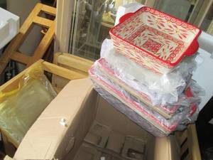 lot 172 image: New in Box 3pc casserole set with w...