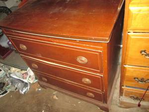 lot 184 image: Vintage short Wood 3-drawer dresser...