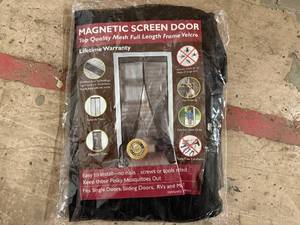 lot 17 image: Mesh Magnetic Screen Door