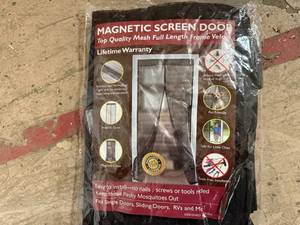 lot 18 image: Mesh Magnetic Screen Door