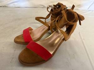 lot 71 image: 2 Pairs of Muk Luks Sandals - Size 9