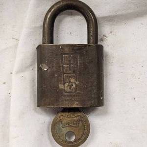 lot 135 image: Vintage Hurd Lock Mfg Padlock, Navy Issue