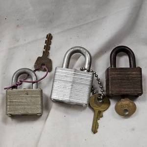lot 141 image: 3 Mastet Padlocks