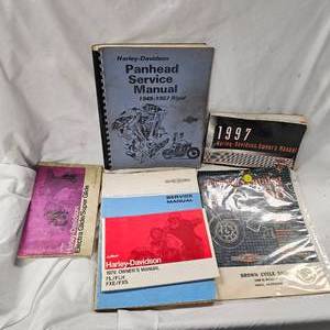 lot 159 image: Lot of Harley Davidson Owners and Service Manual