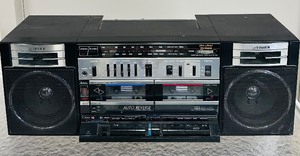 lot 72 image: Fisher Dual Cassette Deck AM  FM Boombox