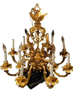 lot 15 image: Vintage Hollywood Regency Style Brass Chandelier