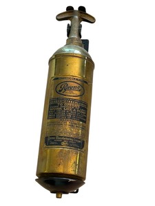 lot 32 image: Vintage Brass Pyrene Fire Extinguisher with Wall Mount Bracket