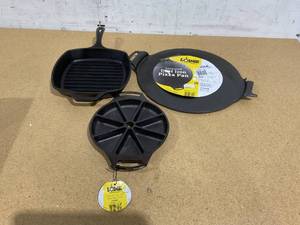 lot 389 image: LOT OF 3 Lodge Cast Iron Pan
