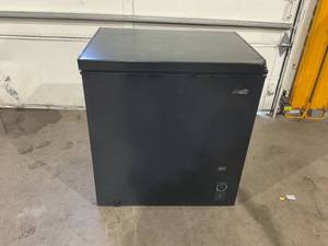 lot 90 image: Arctic King 7.0 Cu ft Chest Freezer, Convertible
