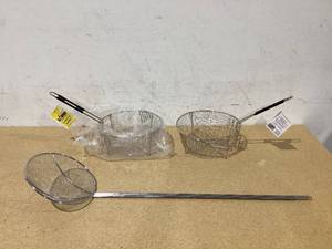 lot 663 image: LOT OF 3 Lodge Fry Baskets