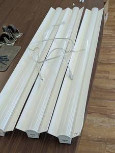 lot 74 image: Set of 3 Commercial Electric Shop Lights - 48 LED connectable with Pull Cords