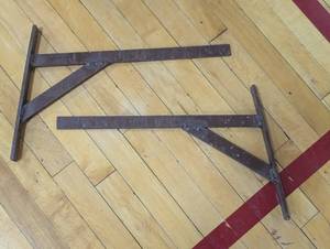 lot 90 image: Large Pair of 18 Heavy Gauge Iron Brackets
