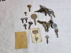 lot 266 image: Assorted Vintage and Modern Keys