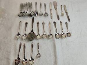 lot 338 image: Oneida Community Stainless and Silver Plate Flatware