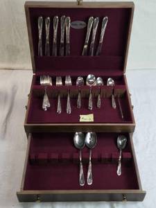 lot 346 image: Wm. Rogers & Son Silverware in Wooden Case