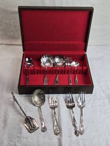 lot 347 image: Lot of Miscellaneous Silver-Plated Flatware in a Tarnish-Proof Case including Wm. Rogers