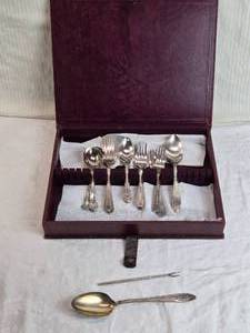 lot 349 image: Lot of Vintage Wm. Rogers Silverware with Case A1 Plus, Overlaid, and AA IS