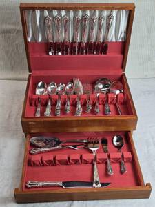lot 351 image: Wm A Rogers Sectional Oneida Silverware  in Wooden Box