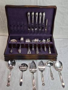 lot 352 image: Wm Rogers Mfg. Co. Extra Plate and Original Silverware in Wooden Box