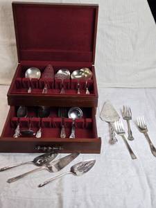 lot 355 image: Lot of Vintage Silver-Plated Flatware with Case Wallace Bros. Plate, Nickel Silver, Marianne