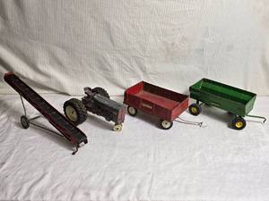 lot 18 image: Vintage Farm Toys with Tractor, Wagons, and Conveyor - International, John Deere