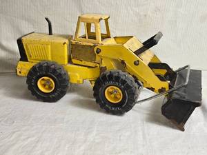 lot 19 image: Tonka Front Loader with Moveable Shovel