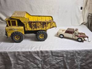 lot 21 image: Tonka Yellow Dump Truck and White Nylint Tow Truck