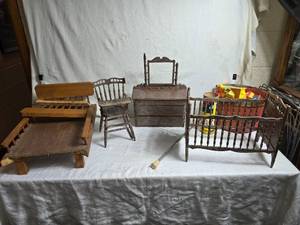 lot 33 image: Miniature Doll Furniture Pieces