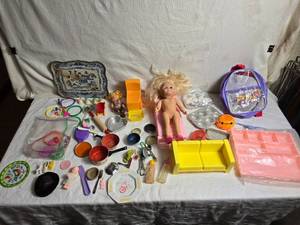 lot 40 image: Assorted Dollhouse Accessories Set