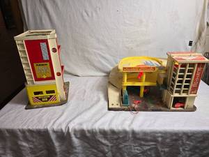 lot 47 image: Playskool Parking Ramp and Rescue Center Playset